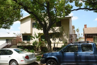 1055 Ruberta Ave in Glendale, CA - Foto de edificio - Building Photo