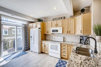 2951 W Riverwalk Cir in Littleton, CO - Foto de edificio - Building Photo