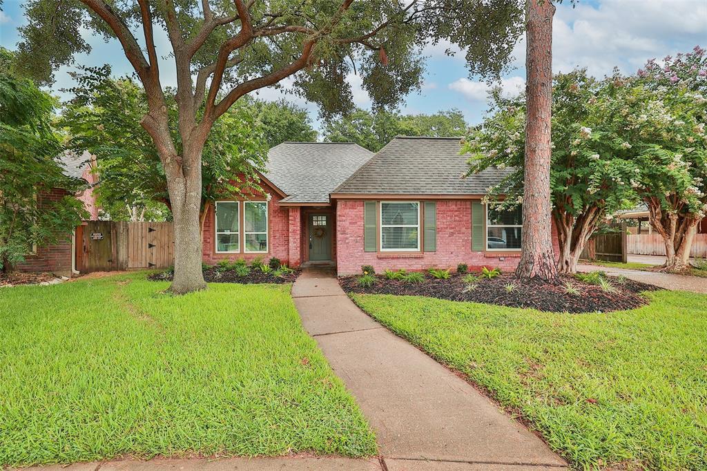 16011 Country Bend Rd in Houston, TX - Building Photo