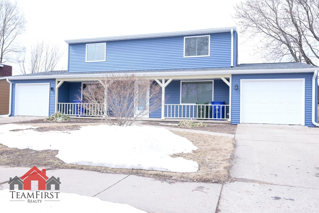 2022 Terry Ln in De Pere, WI - Building Photo