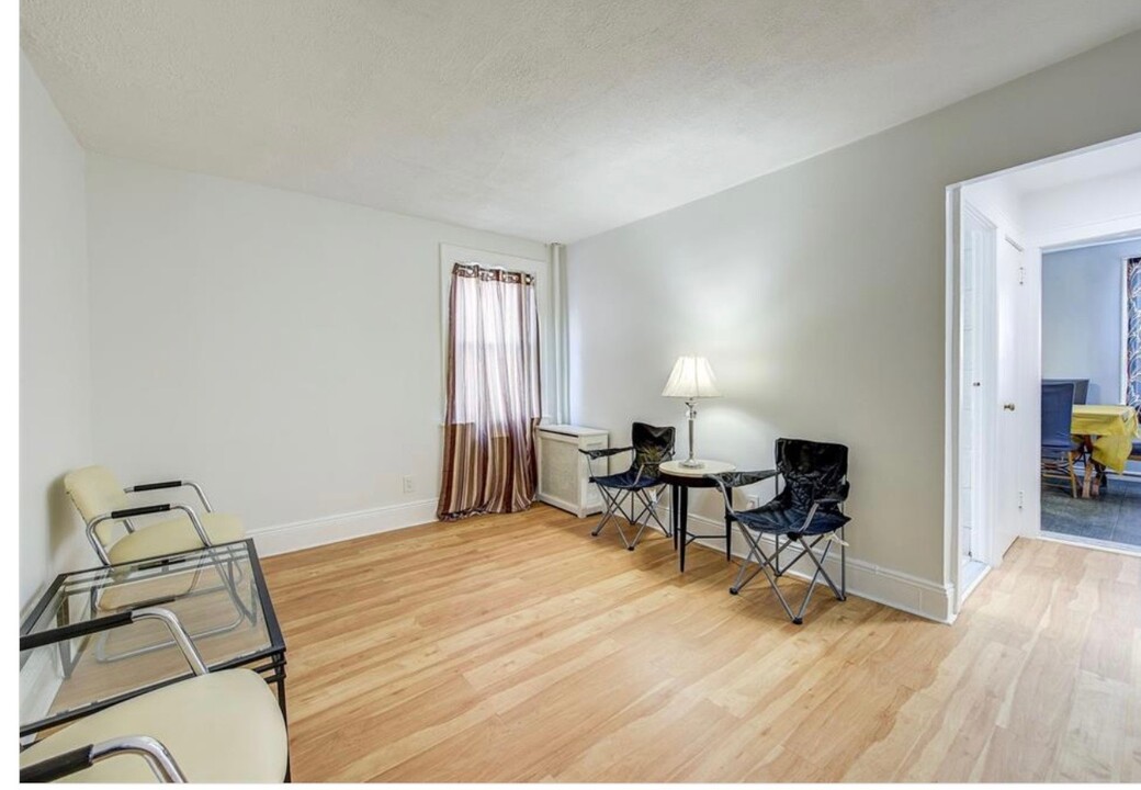 8909 210th St in Queens Village, NY - Foto de edificio