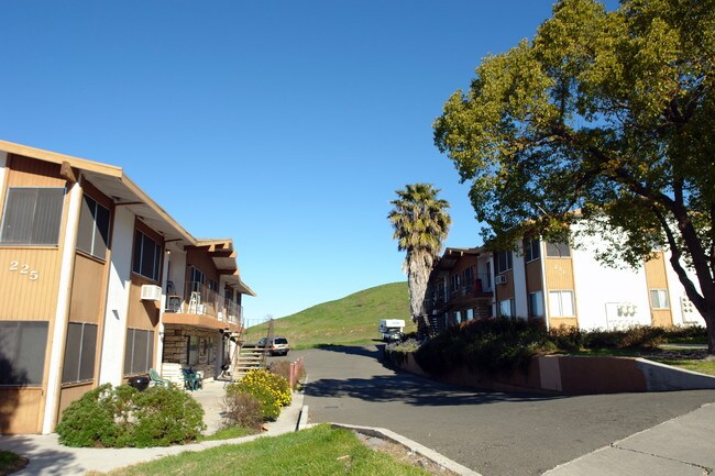225-231 Bennett Hill Dr in Vacaville, CA - Foto de edificio - Building Photo
