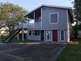 1418 Avenue K in Danbury, TX - Building Photo