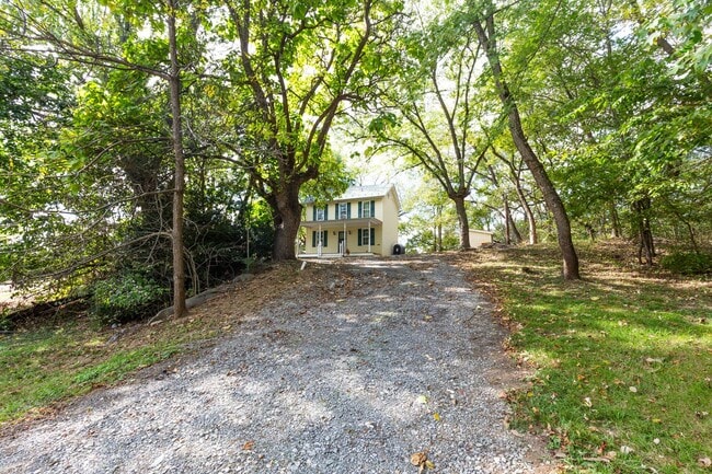 5744 Charles Town Rd in Kearneysville, WV - Building Photo - Building Photo