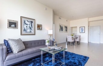 729 NW 2nd St, Unit 401 in Miami, FL - Building Photo - Building Photo