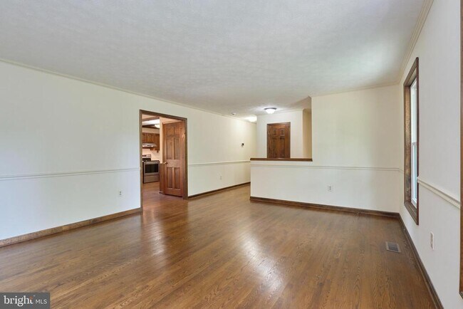8332 Hilltop Ave in Vienna, VA - Building Photo - Building Photo