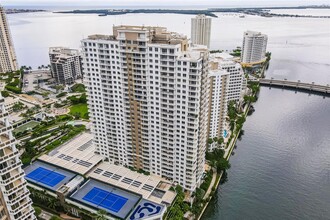 801 Brickell Key Blvd, Unit 3012 in Miami, FL - Building Photo - Building Photo