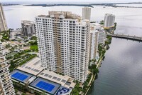 801 Brickell Key Blvd, Unit 3012 in Miami, FL - Foto de edificio - Building Photo