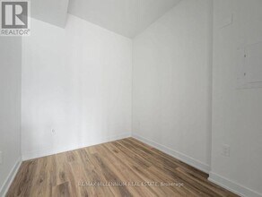 1 Fairview Rd E in Mississauga, ON - Building Photo - Building Photo