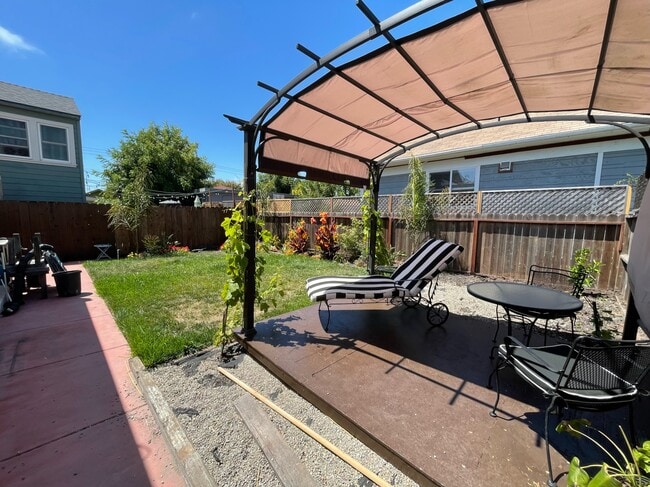 5715 Genoa St, Unit 3 in Oakland, CA - Building Photo - Building Photo