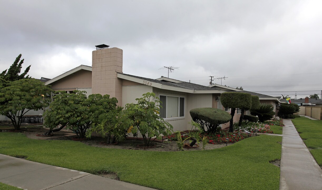3049 W Coolidge Ave in Anaheim, CA - Foto de edificio