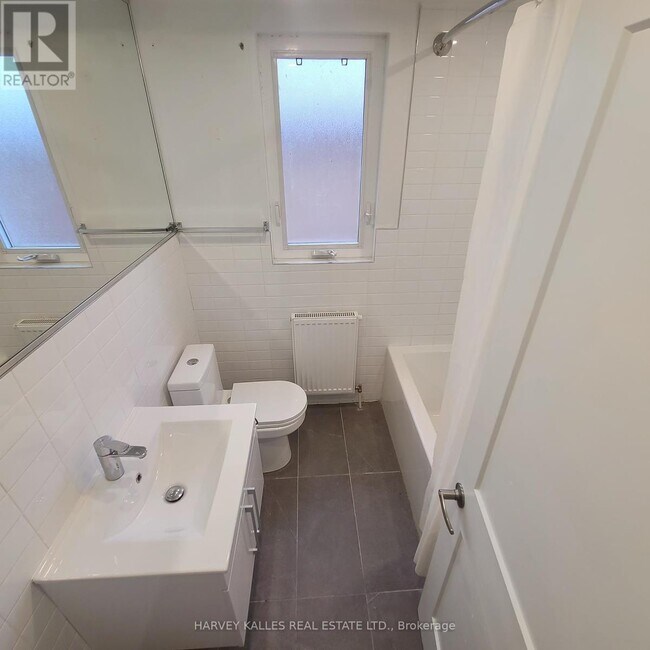 521 Browns Line in Toronto, ON - Building Photo - Building Photo