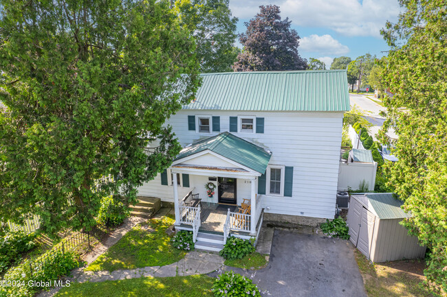 218 Washington St in Saratoga Springs, NY - Building Photo - Building Photo