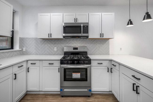 property at 2629 W Oakdale St