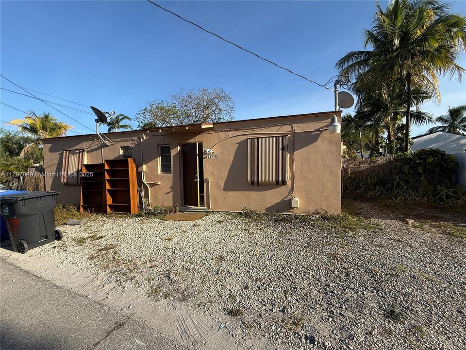 1917 Harding St in Hollywood, FL - Building Photo