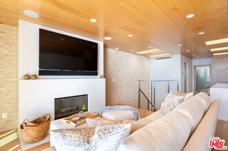 11950 S Beach Club Way in Malibu, CA - Building Photo - Building Photo
