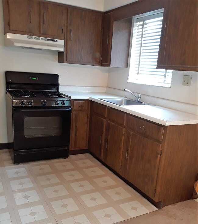406 Brierly Ln in West Mifflin, PA - Building Photo - Building Photo