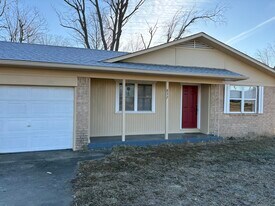 837 S Carl St in Siloam Springs, AR - Building Photo