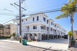 Bungalows 8 in Carlsbad, CA - Building Photo