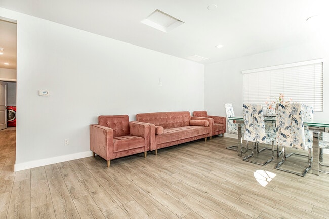 10563 Vinedale St in Sun Valley, CA - Foto de edificio - Building Photo