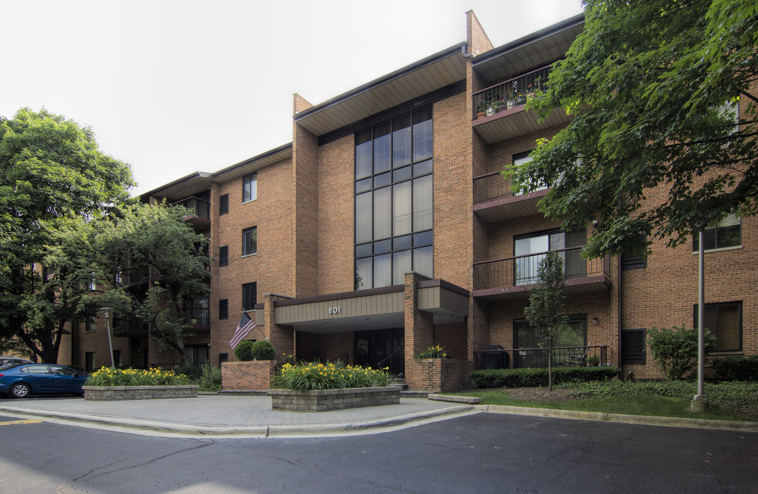 Farmingdale Terrace in Darien, IL - Foto de edificio