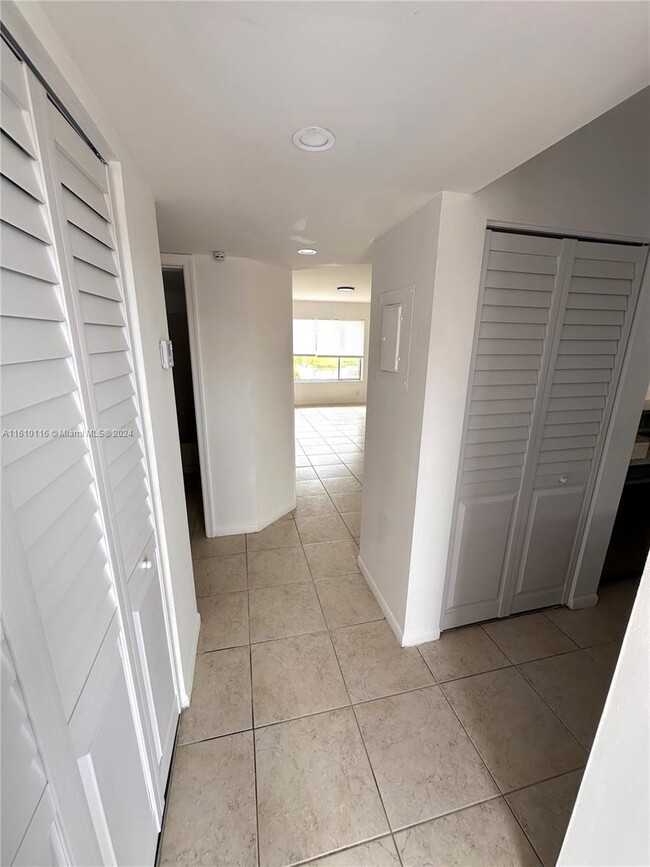 910 Twin Lakes Dr, Unit 8-K in Coral Springs, FL - Building Photo - Building Photo