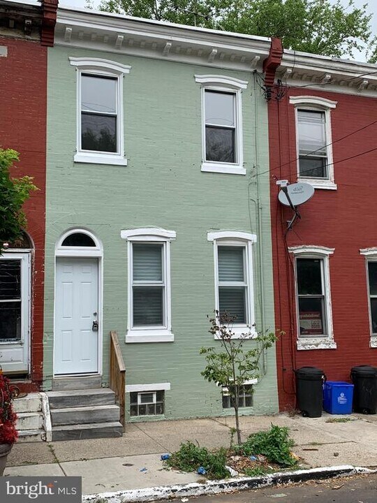 747 E Woodlawn St in Philadelphia, PA - Building Photo