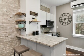 27 Swallow St, Unit #2 in Boston, MA - Foto de edificio - Building Photo