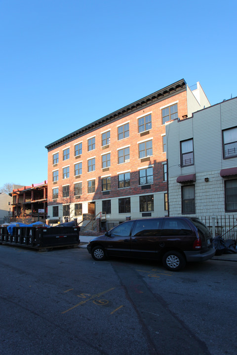 999 Willoughby Ave in Brooklyn, NY - Foto de edificio