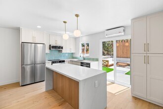 5 E H St in Encinitas, CA - Building Photo - Building Photo