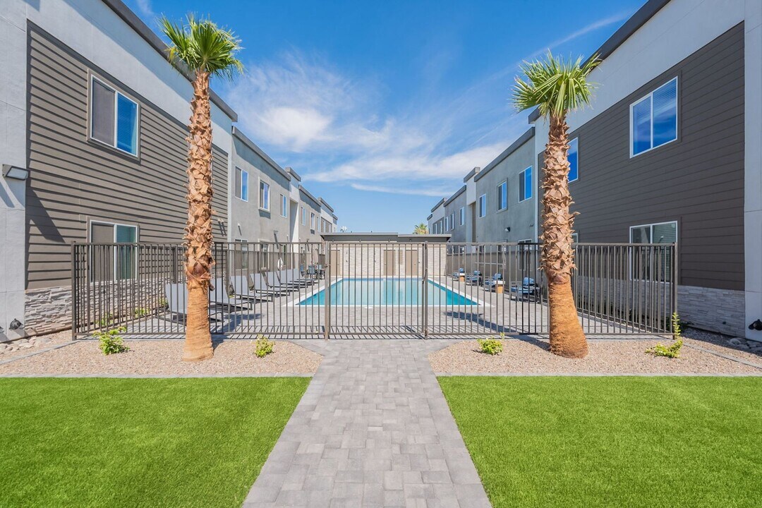 The Flats at 45th Ave in Glendale, AZ - Building Photo