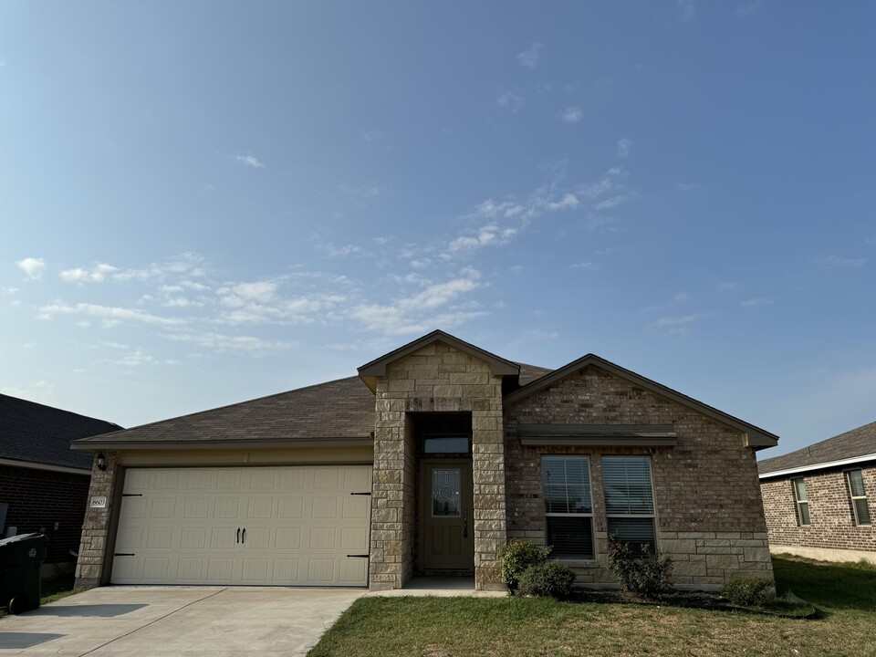 8603 Stonehollow in Temple, TX - Building Photo