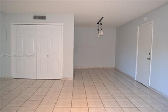 7230 Fairway Dr in Hialeah, FL - Building Photo - Building Photo