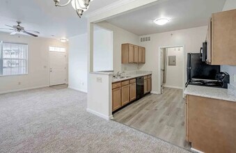 Charleston Pines in Florence, KY - Foto de edificio - Building Photo