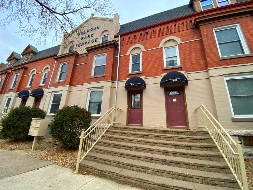 Calhoun Park Terrace in Minneapolis, MN - Building Photo