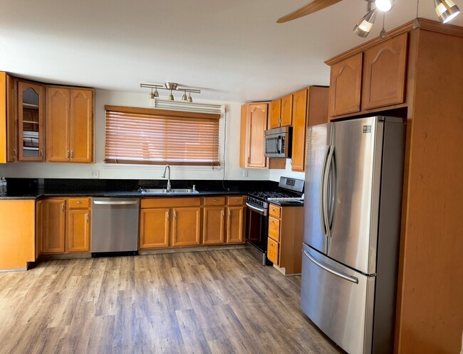 7091 Eckstrom Ave in San Diego, CA - Building Photo - Building Photo