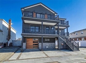 35 Ostend Rd in Island Park, NY - Building Photo