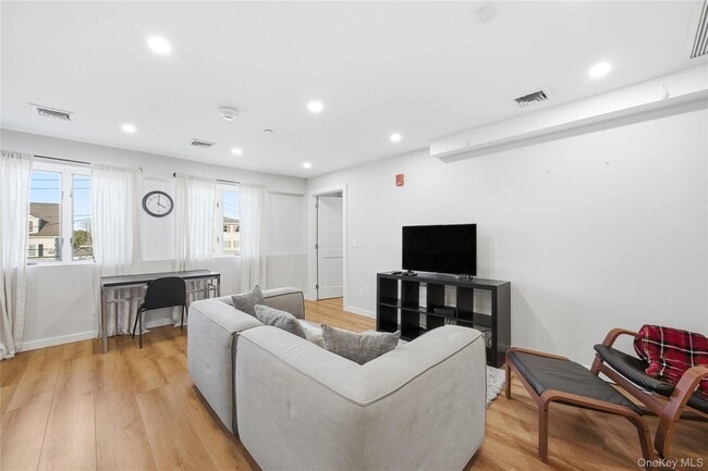 62 South St in Oyster Bay, NY - Building Photo - Building Photo