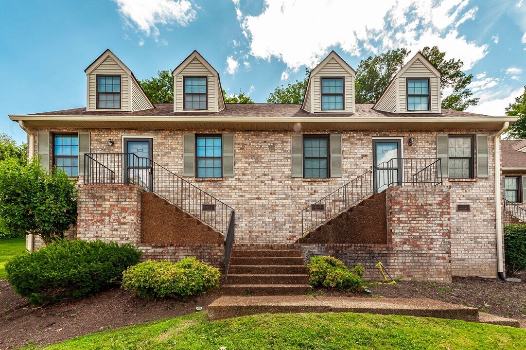114 Deer Point Ln in Hendersonville, TN - Building Photo