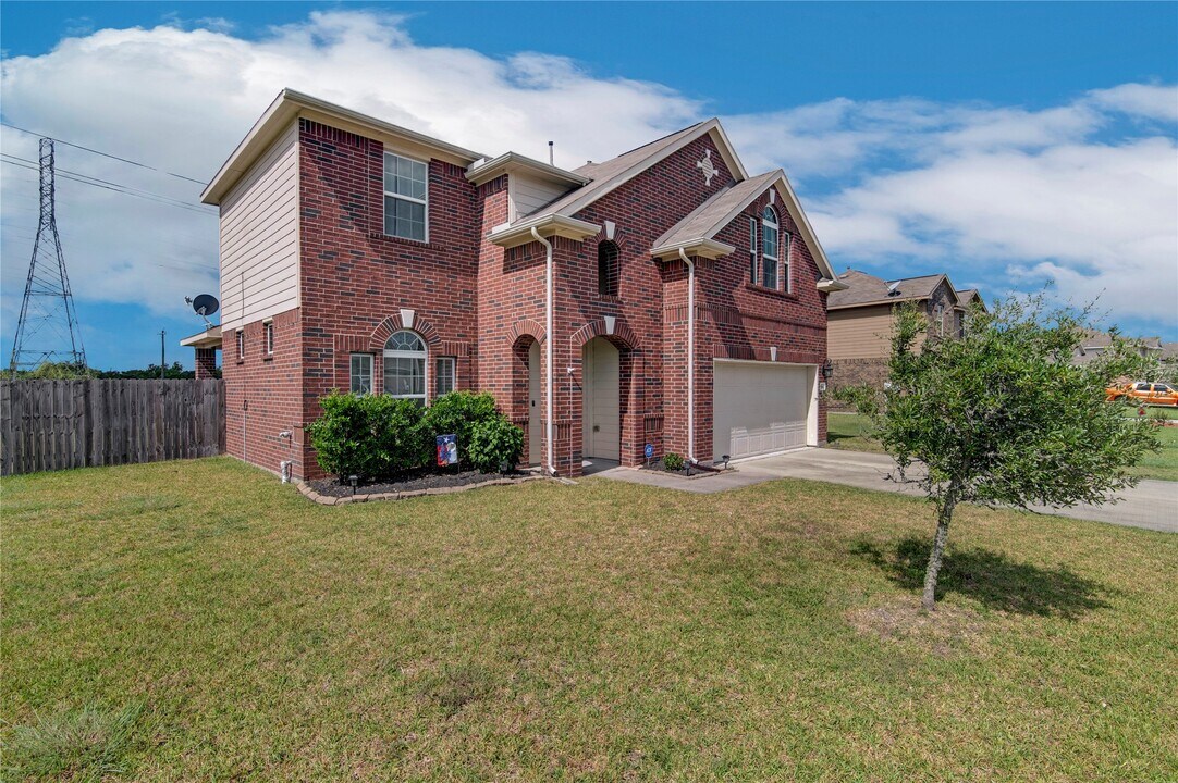2109 Ruby Dr in Texas City, TX - Building Photo