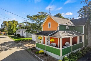 14 High St in East Lyme, CT - Building Photo