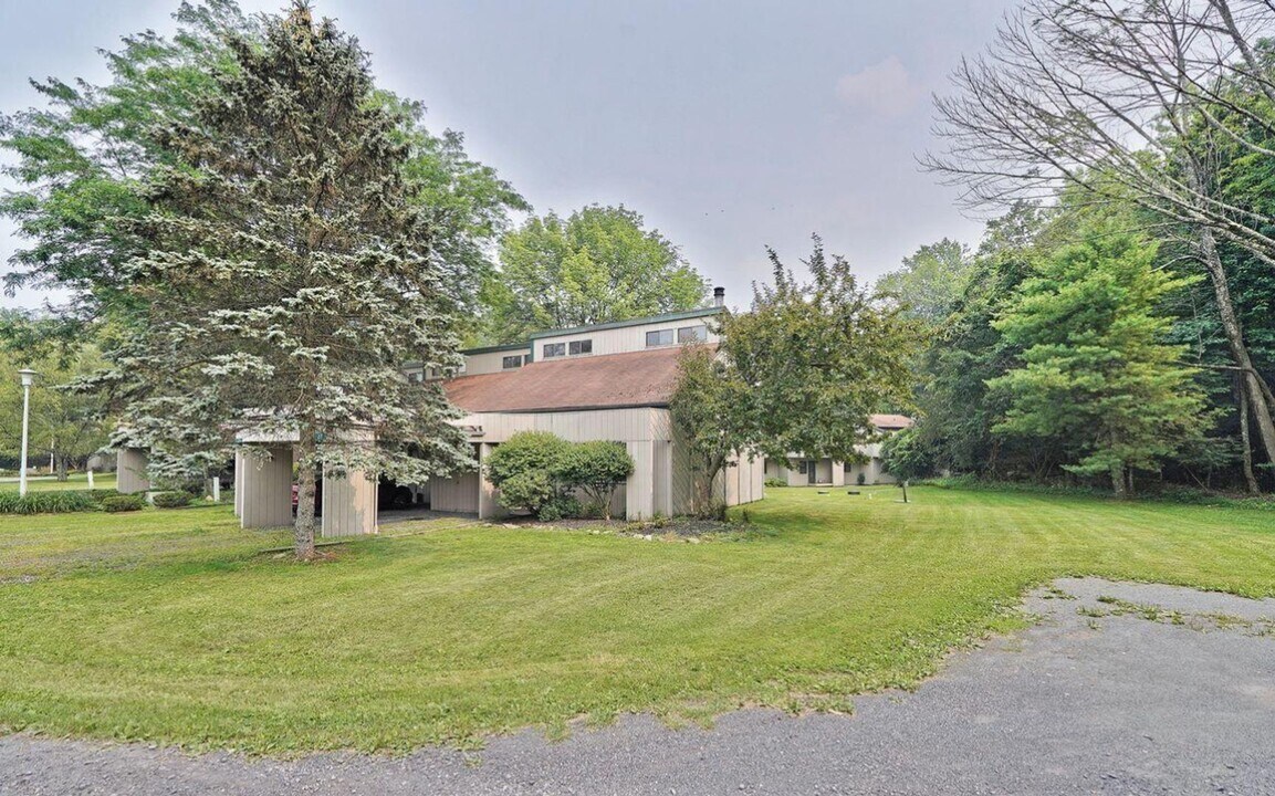 217 Evergreen Ct in Tannersville, PA - Building Photo