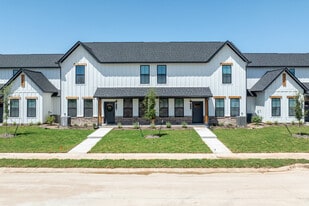 Charleston Mills Luxury Townhomes in College Station, TX - Building Photo