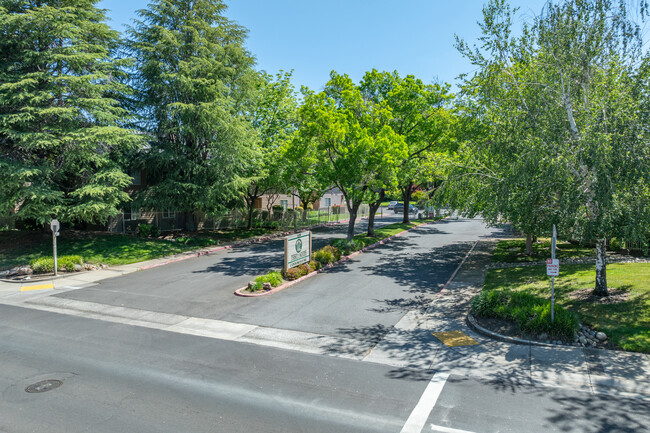 Trinity Woods Condominiums in Rancho Cordova, CA - Foto de edificio - Building Photo