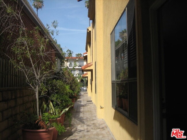 1010 4th St-Unit -6 in Santa Monica, CA - Building Photo - Building Photo