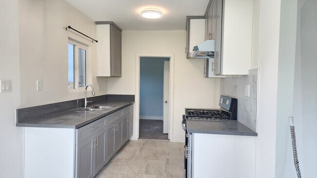 8331 Cottonwood Ave in Fontana, CA - Building Photo - Building Photo