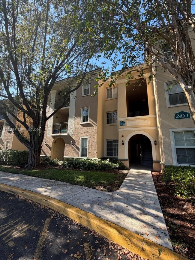 2451 Centergate Dr, Unit 106 in Miramar, FL - Building Photo - Building Photo
