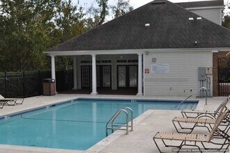 2738 W Tharpe St in Tallahassee, FL - Foto de edificio - Building Photo