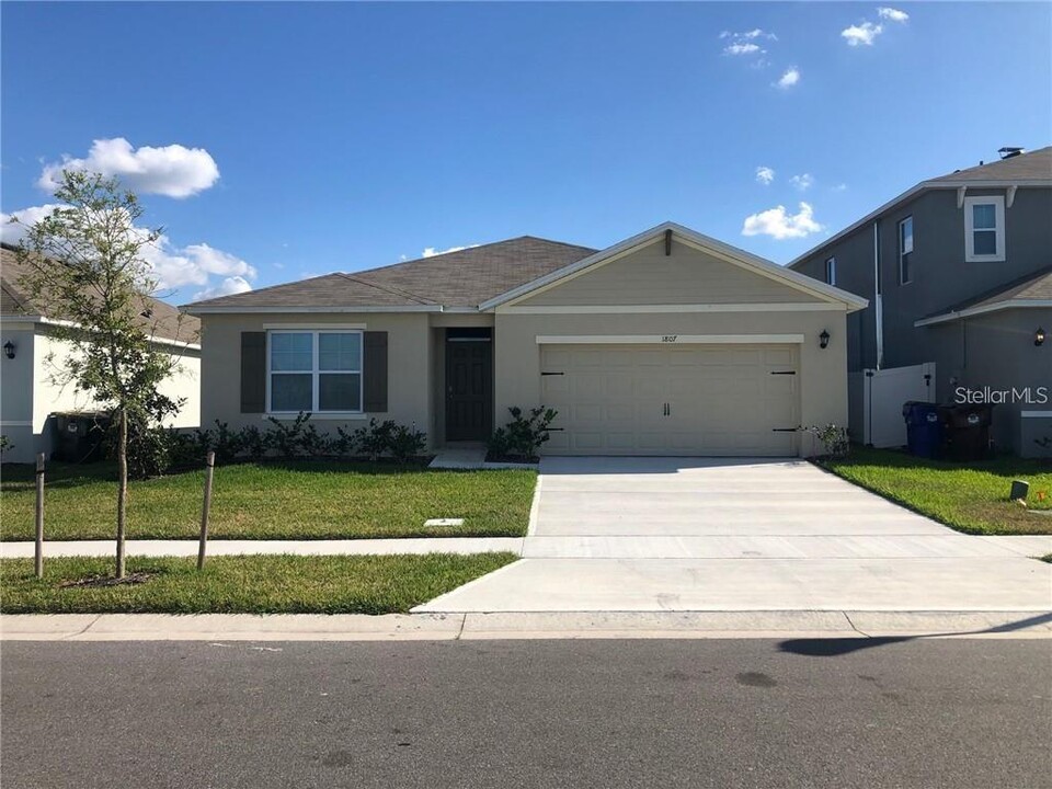 1807 Bluepoint St in St. Cloud, FL - Building Photo