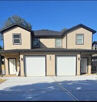 121 S 10th St in Conroe, TX - Building Photo